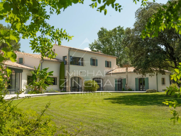 Renovated property with garden, near L'Isle-sur-la-Sorgue, in Provence.