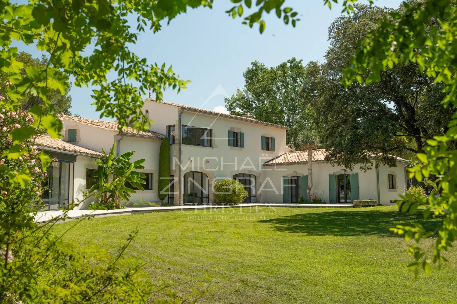 Exceptional estate in Provence Renovated property with garden, near L'Isle-sur-la-Sorgue, in Provence.