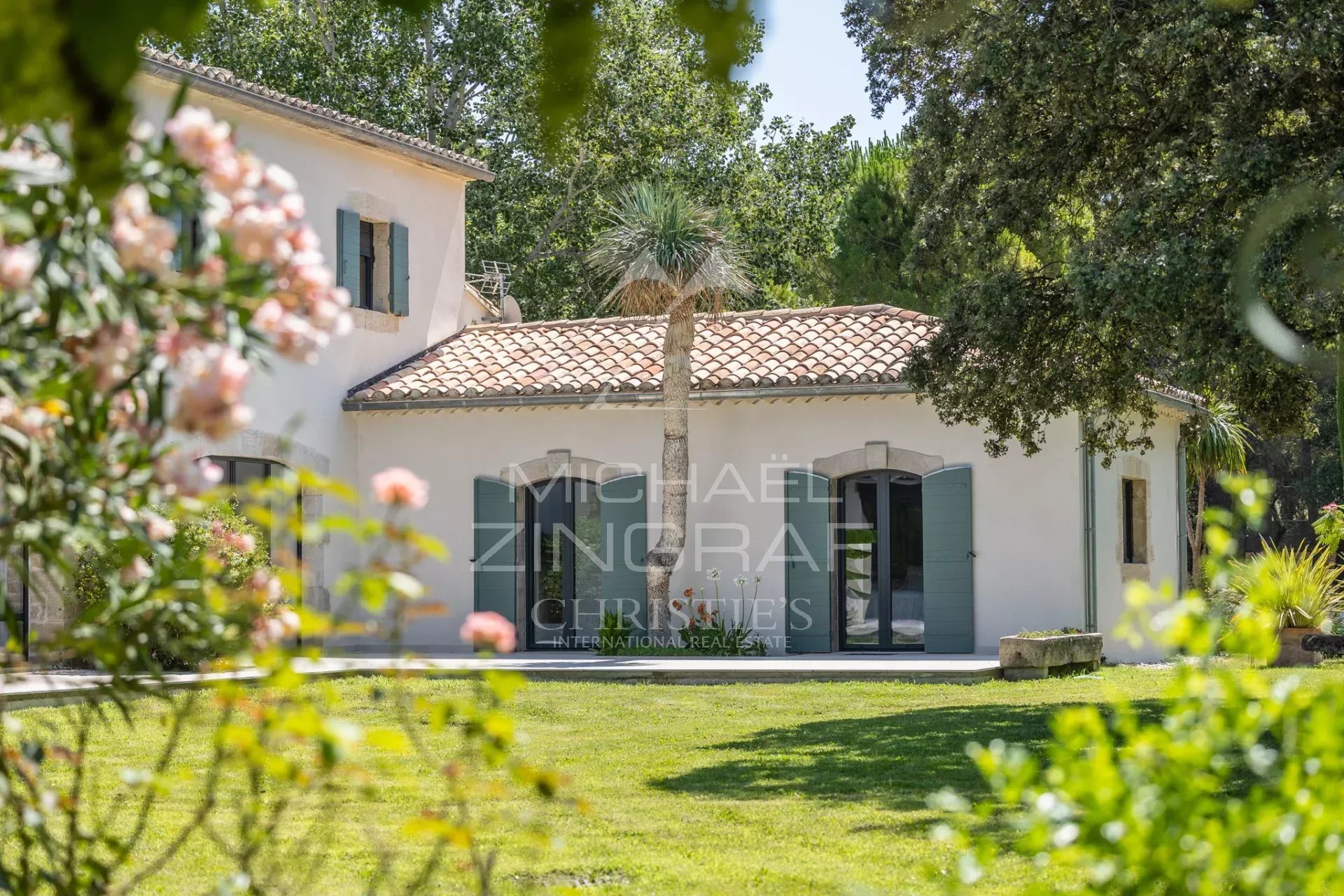 Exceptional property near L'Isle-sur-la-Sorgue Renovated house with garden and outdoor space, surrounded by greenery near L'Isle-sur-la-Sorgue.