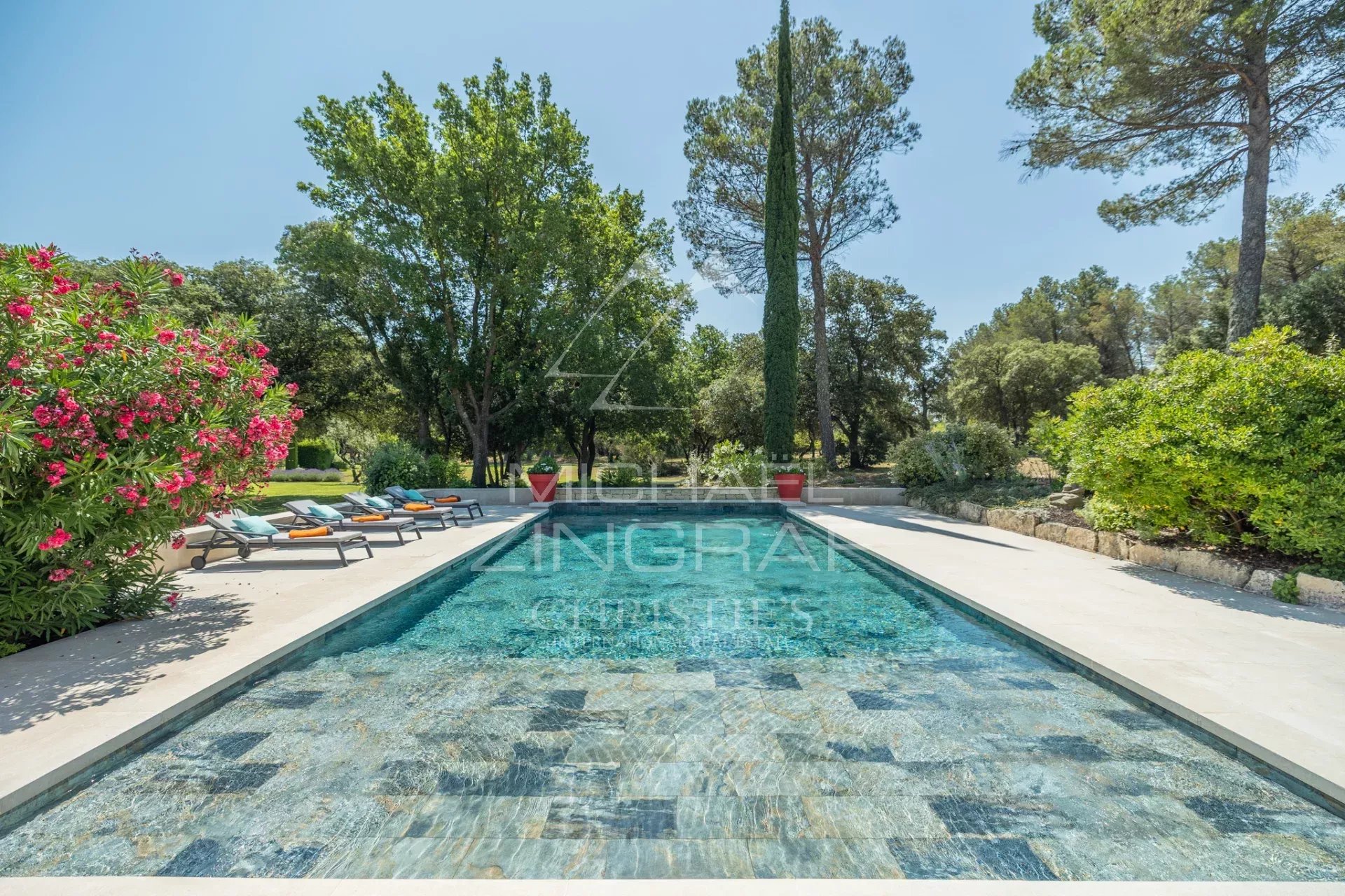 Swimming pool in an exceptional setting Swimming pool surrounded by greenery in a 15-hectare park near L'Isle-sur-la-Sorgue.