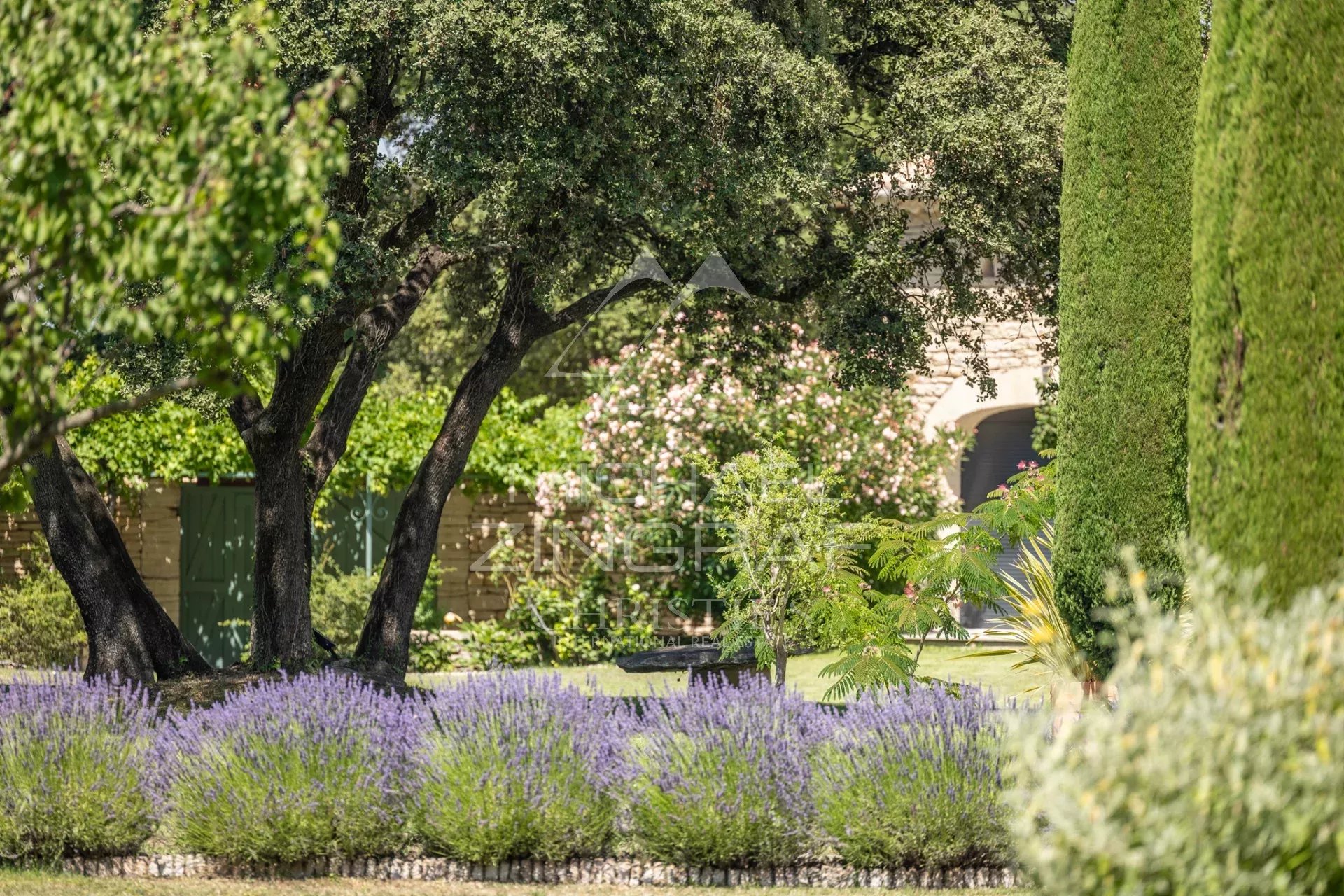 Exceptional property near L'Isle-sur-la-Sorgue Garden with lavender and trees, exceptional property near L'Isle-sur-la-Sorgue.