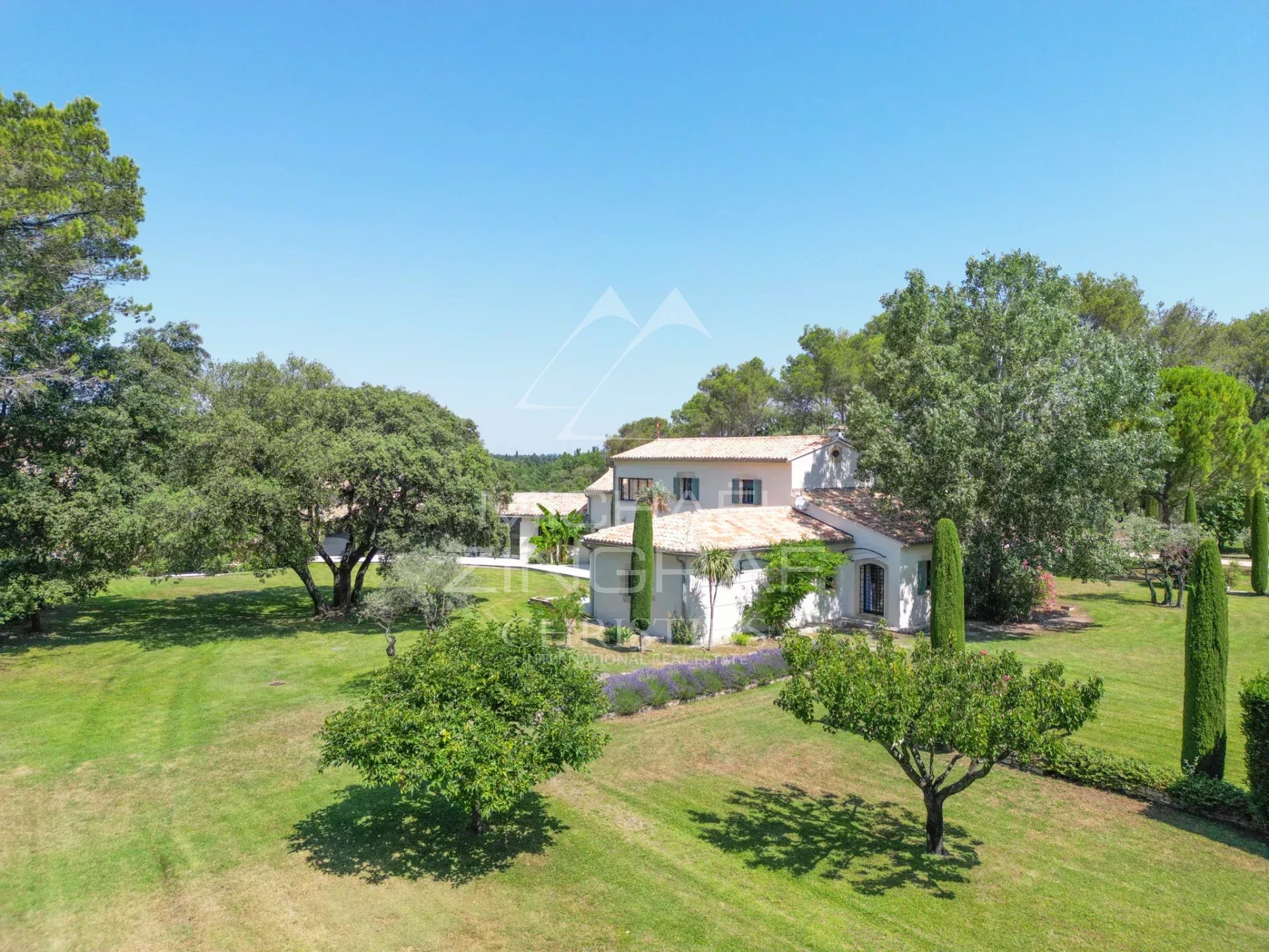 Exceptional property near L'Isle-sur-la-Sorgue Aerial view of a renovated property with park, located near L'Isle-sur-la-Sorgue.
