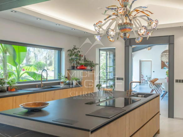 Modern and bright kitchen with central island in a renovated property near L'Isle-sur-la-Sorgue.