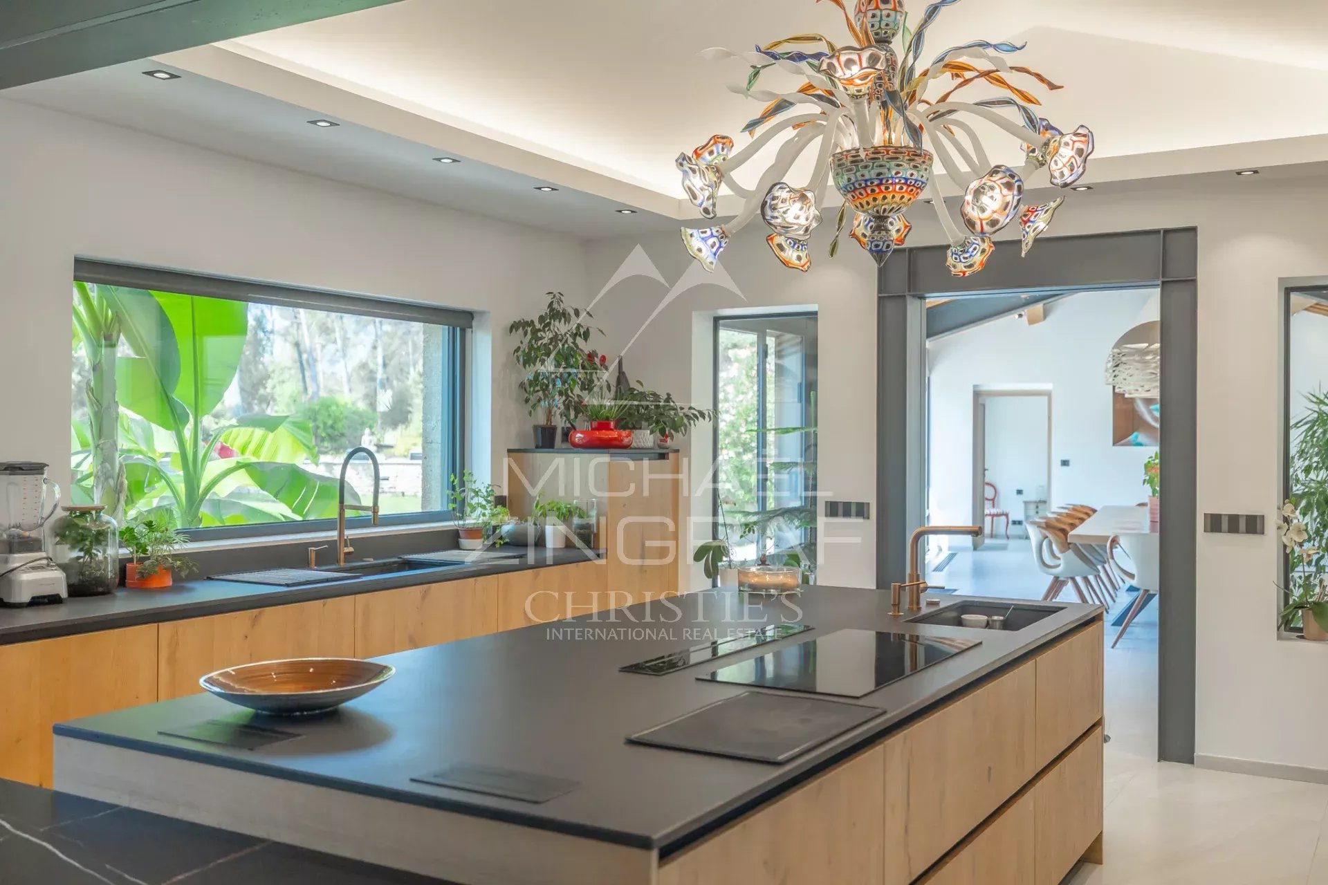 Contemporary cuisine in an exceptional setting Modern and bright kitchen with central island in a renovated property near L'Isle-sur-la-Sorgue.