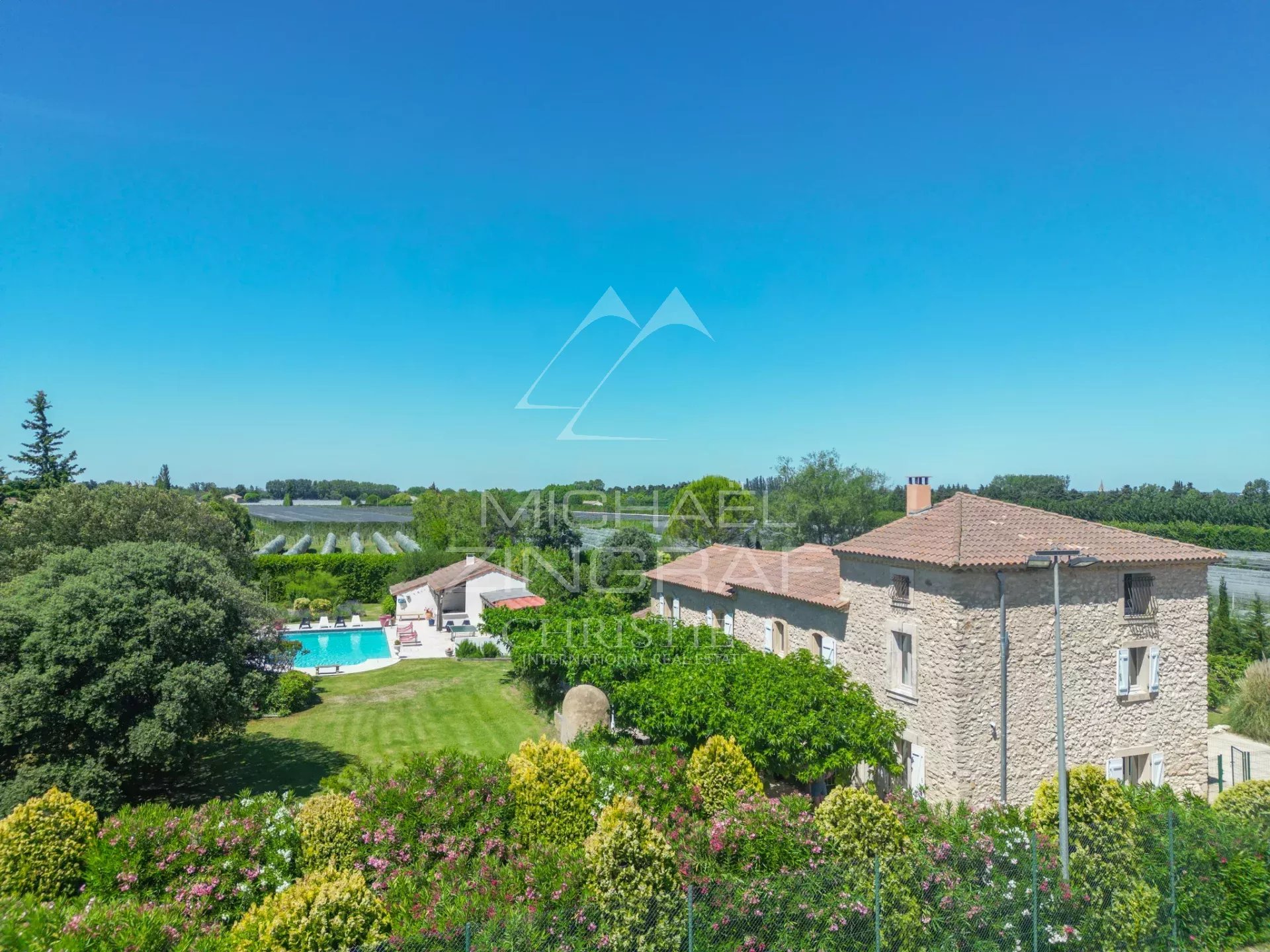 Mas en pierre avec piscine et jardin, situé entre L'Isle-sur-la-Sorgue et Cavaillon.