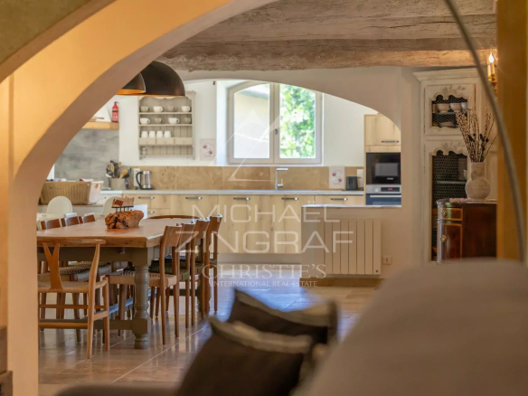 Intérieur d'un mas en pierre avec cuisine ouverte et salle à manger, Cavaillon.