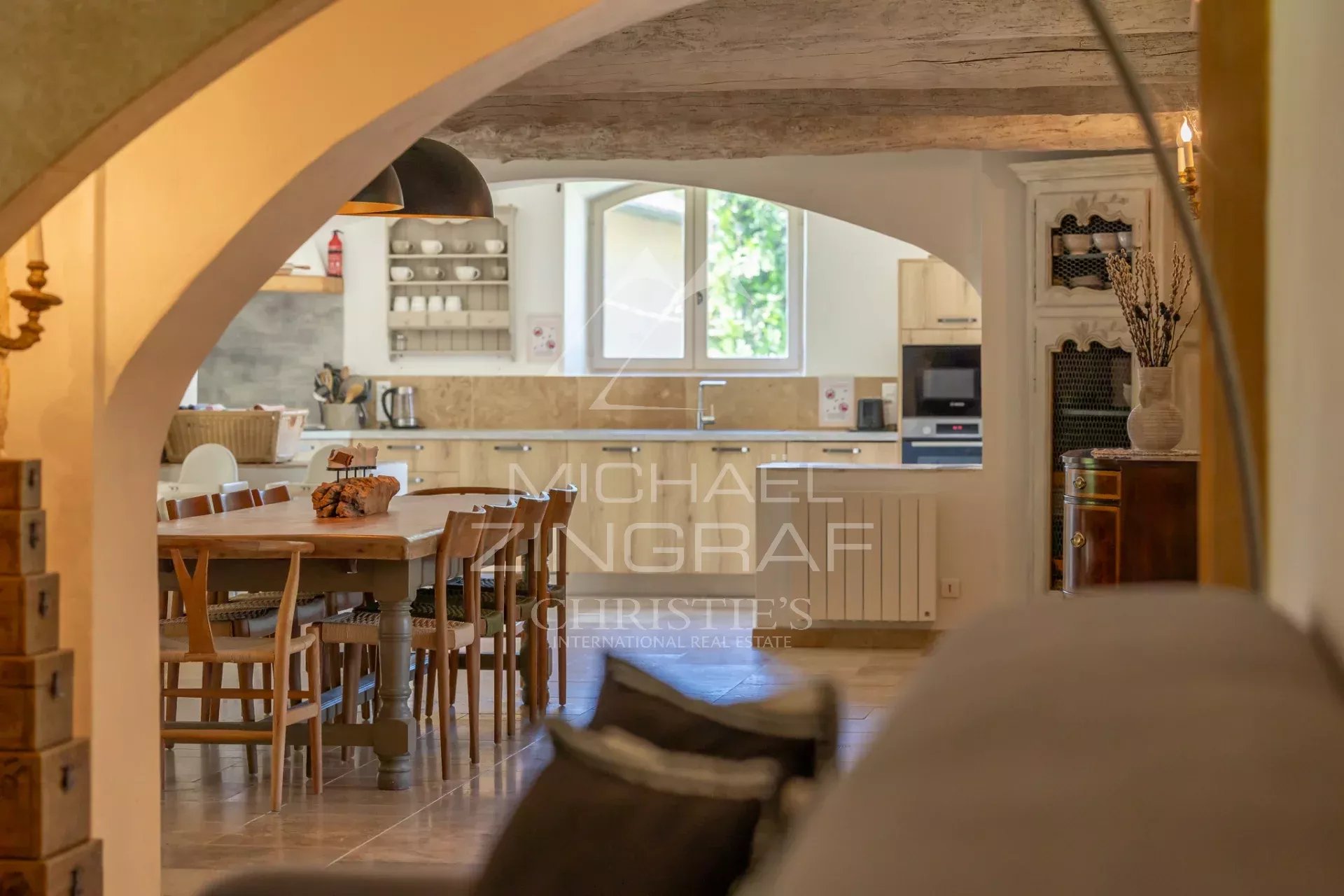 Intérieur d'un mas en pierre avec cuisine ouverte et salle à manger, Cavaillon.