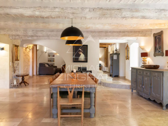Intérieur d'un mas en pierre avec table en bois et décoration authentique.