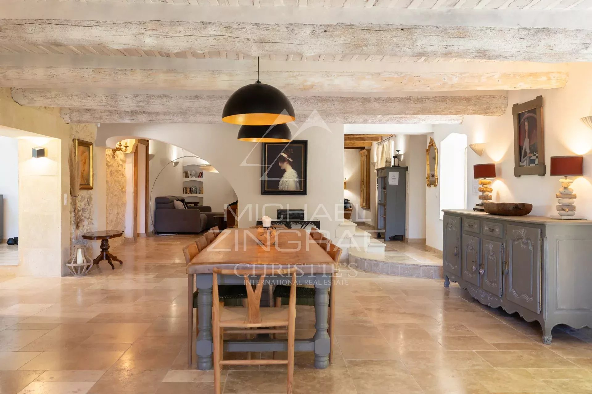 Intérieur d'un mas en pierre avec table en bois et décoration authentique.