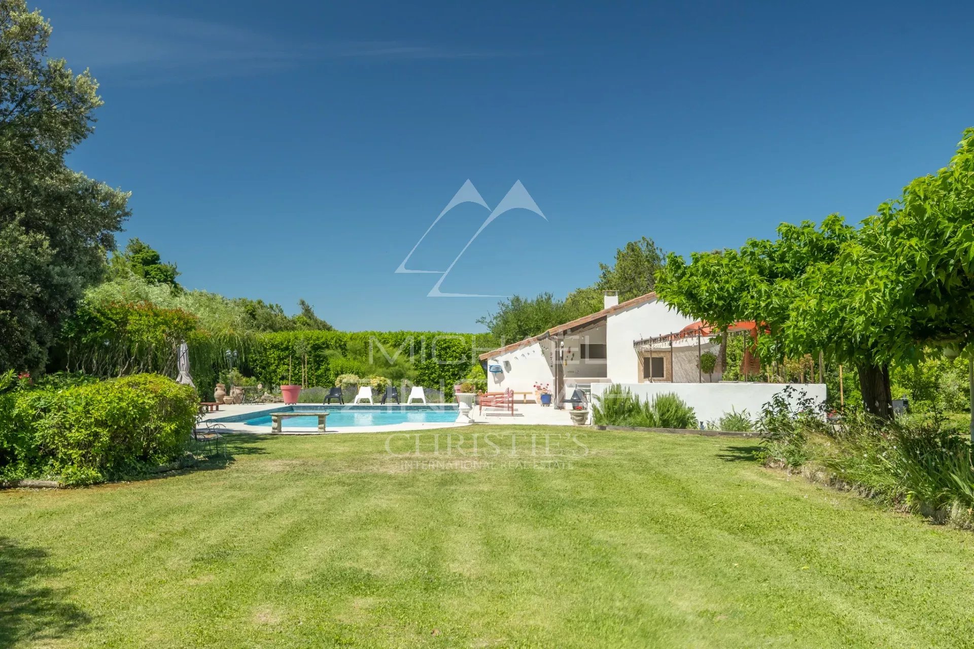 Mas en pierre avec piscine et jardin, Cavaillon