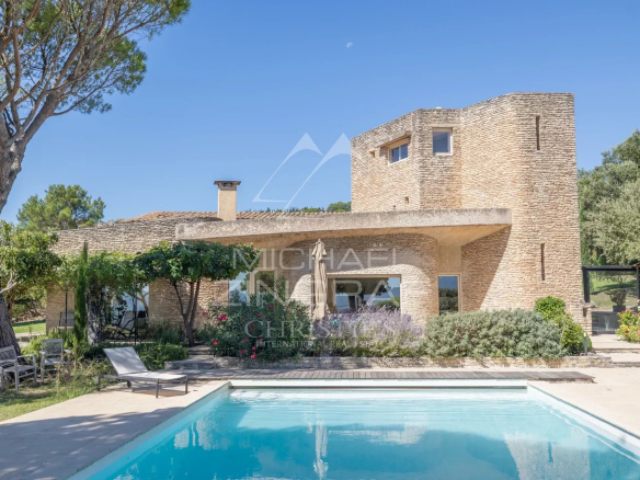 Maison d'architecte à Gordes avec piscine et jardin, vue sur le Luberon.