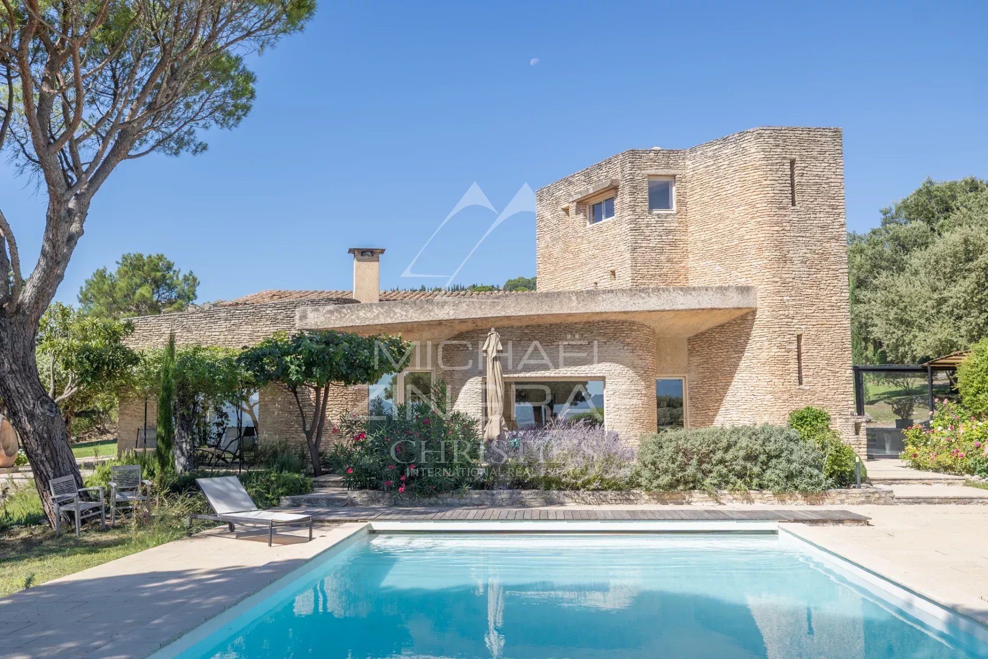 Maison d’architecte à Gordes Maison d'architecte à Gordes avec piscine et jardin, vue sur le Luberon.