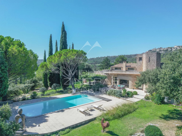 Maison d'architecte à Gordes avec piscine et jardin arboré, vue panoramique sur le Luberon.