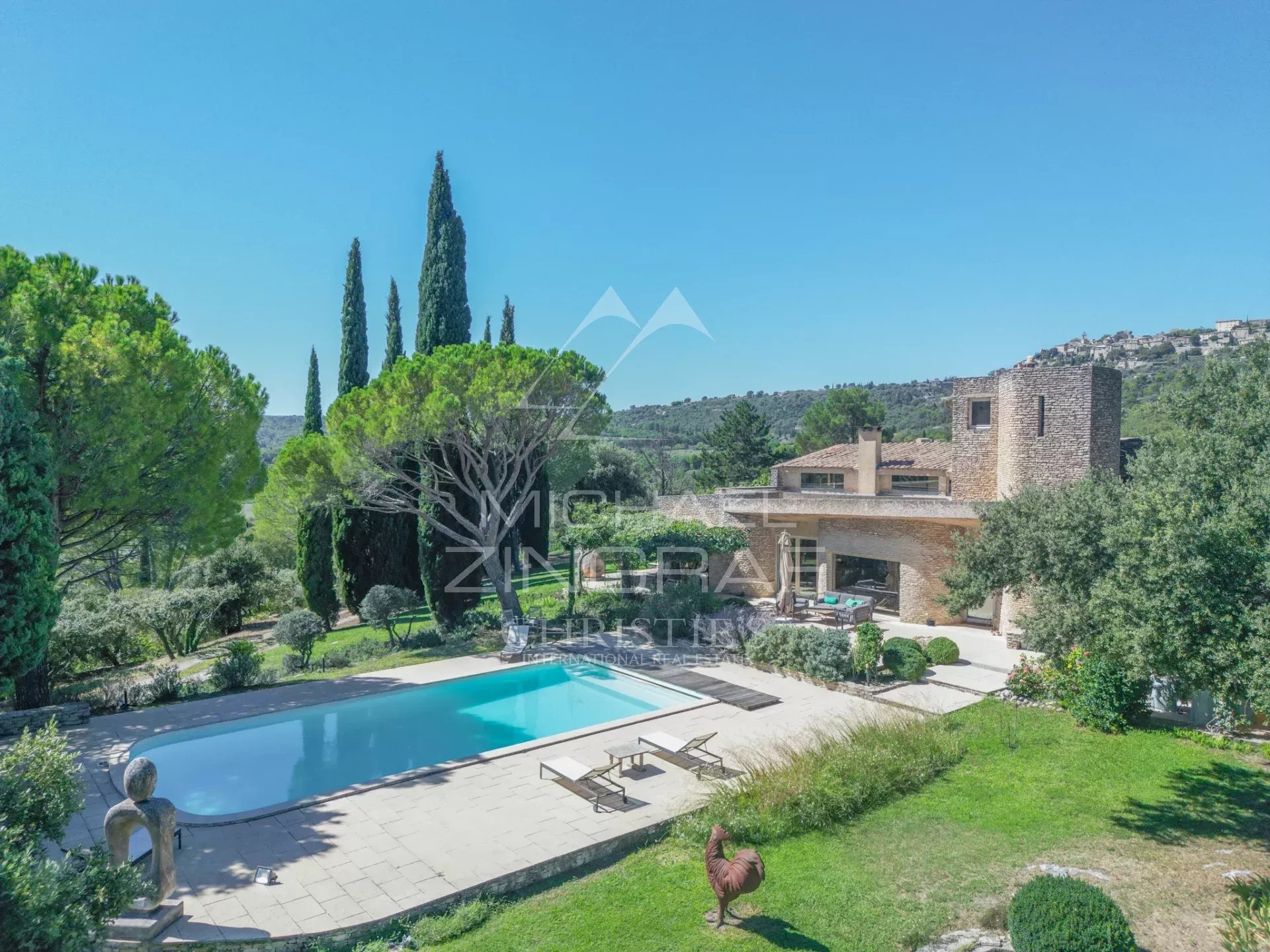 Maison d’architecte à Gordes Maison d'architecte à Gordes avec piscine et jardin arboré, vue panoramique sur le Luberon.