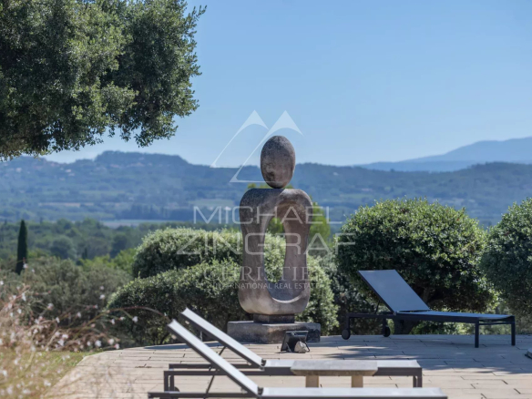 Vue d'une maison d'architecte avec sculpture en extérieur, panoramique sur le Luberon.