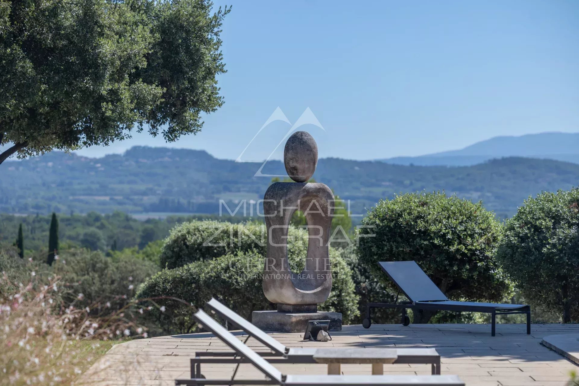 Maison d’architecte à Gordes Vue d'une maison d'architecte avec sculpture en extérieur, panoramique sur le Luberon.
