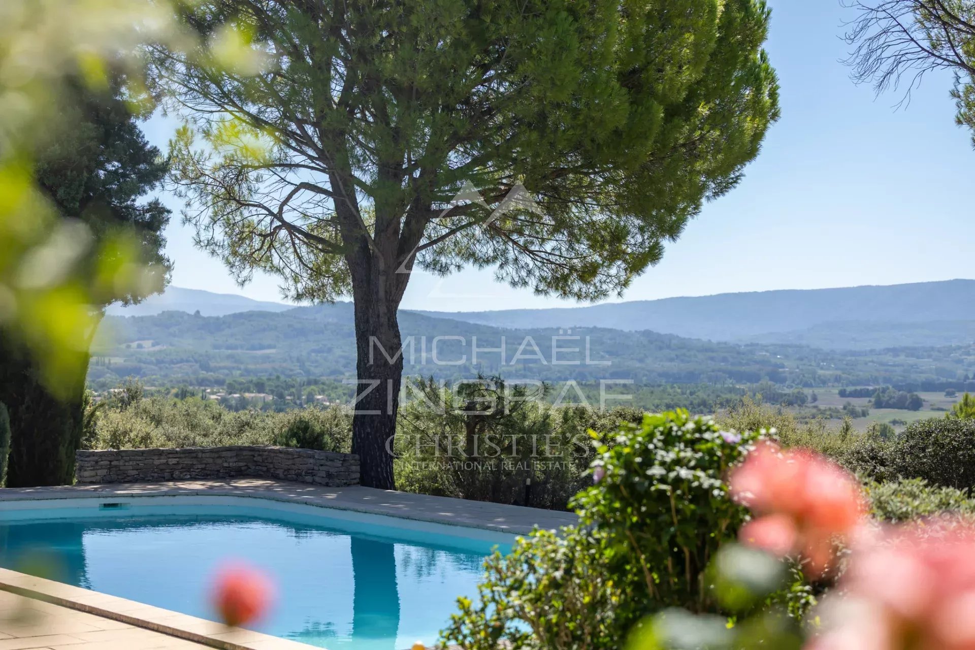 Maison d’architecte à Gordes Vue d'une maison d'architecte avec piscine et paysage du Luberon en arrière-plan.