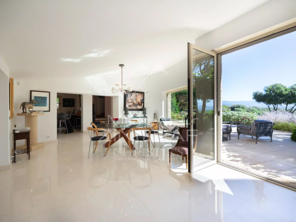 Intérieur d'une maison d'architecte à Gordes avec vue sur le paysage.
