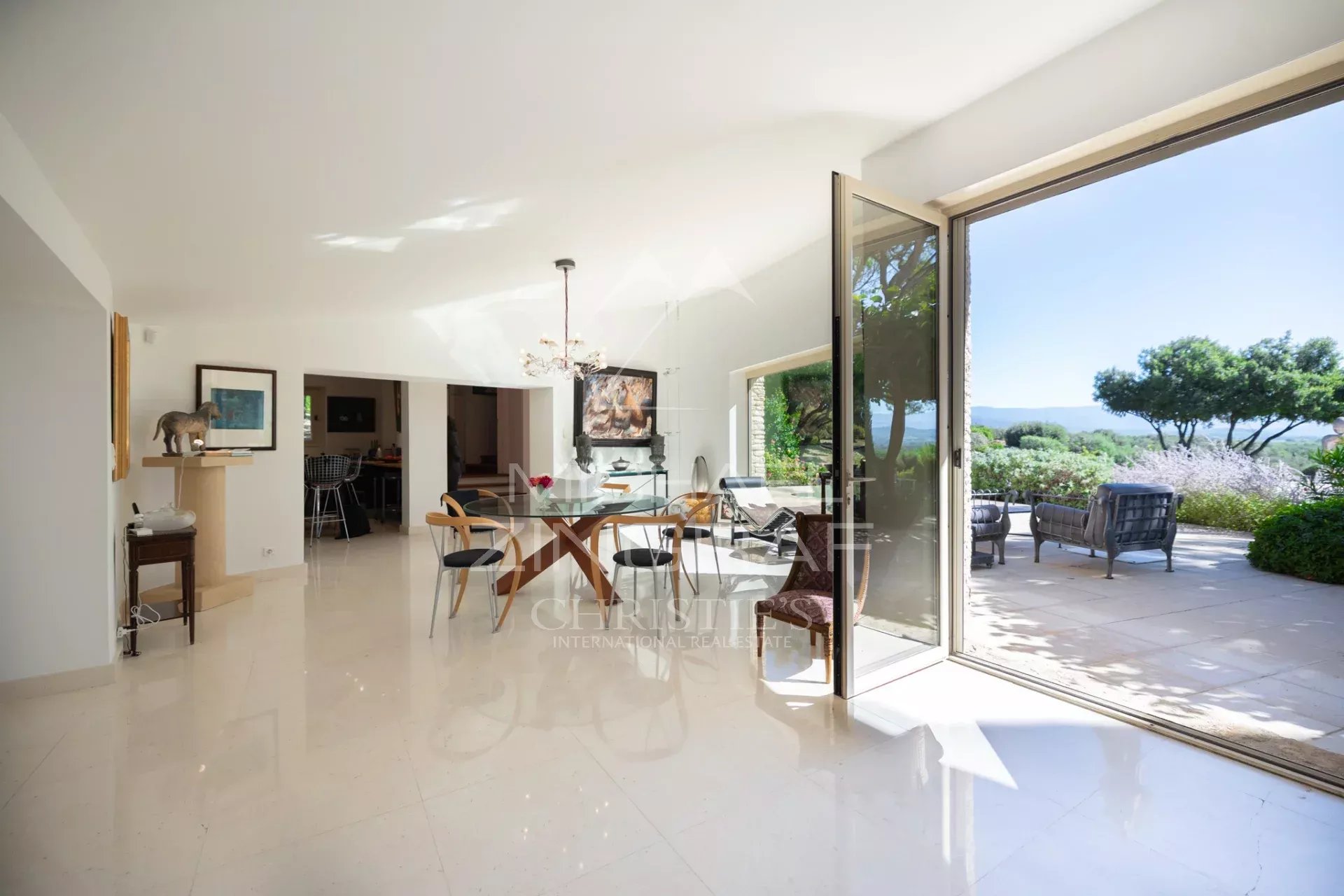 Maison d’architecte à Gordes Intérieur d'une maison d'architecte à Gordes avec vue sur le paysage.