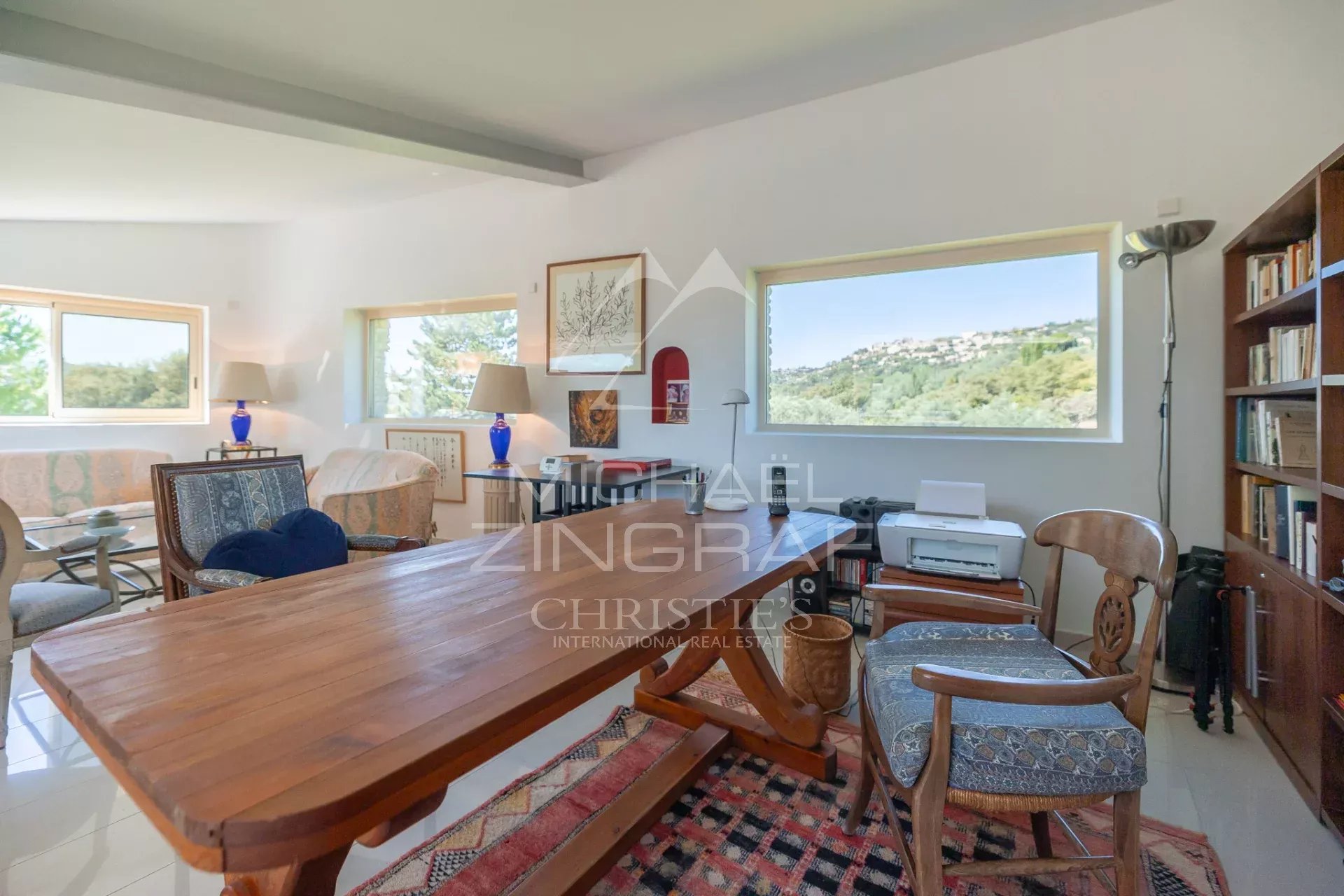 Intérieur d’une maison à Gordes Intérieur d'une maison d'architecte à Gordes, avec mobilier moderne et grandes fenêtres offrant une vue sur la nature.