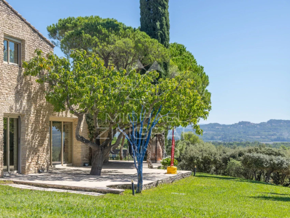 Maison d'architecte à Gordes, vue sur le Luberon et son environnement arboré.