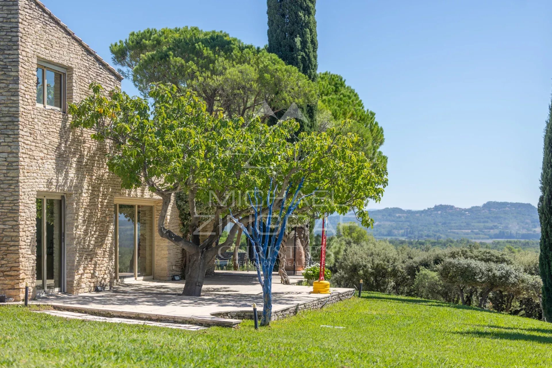 Maison d’architecte à Gordes Maison d'architecte à Gordes, vue sur le Luberon et son environnement arboré.
