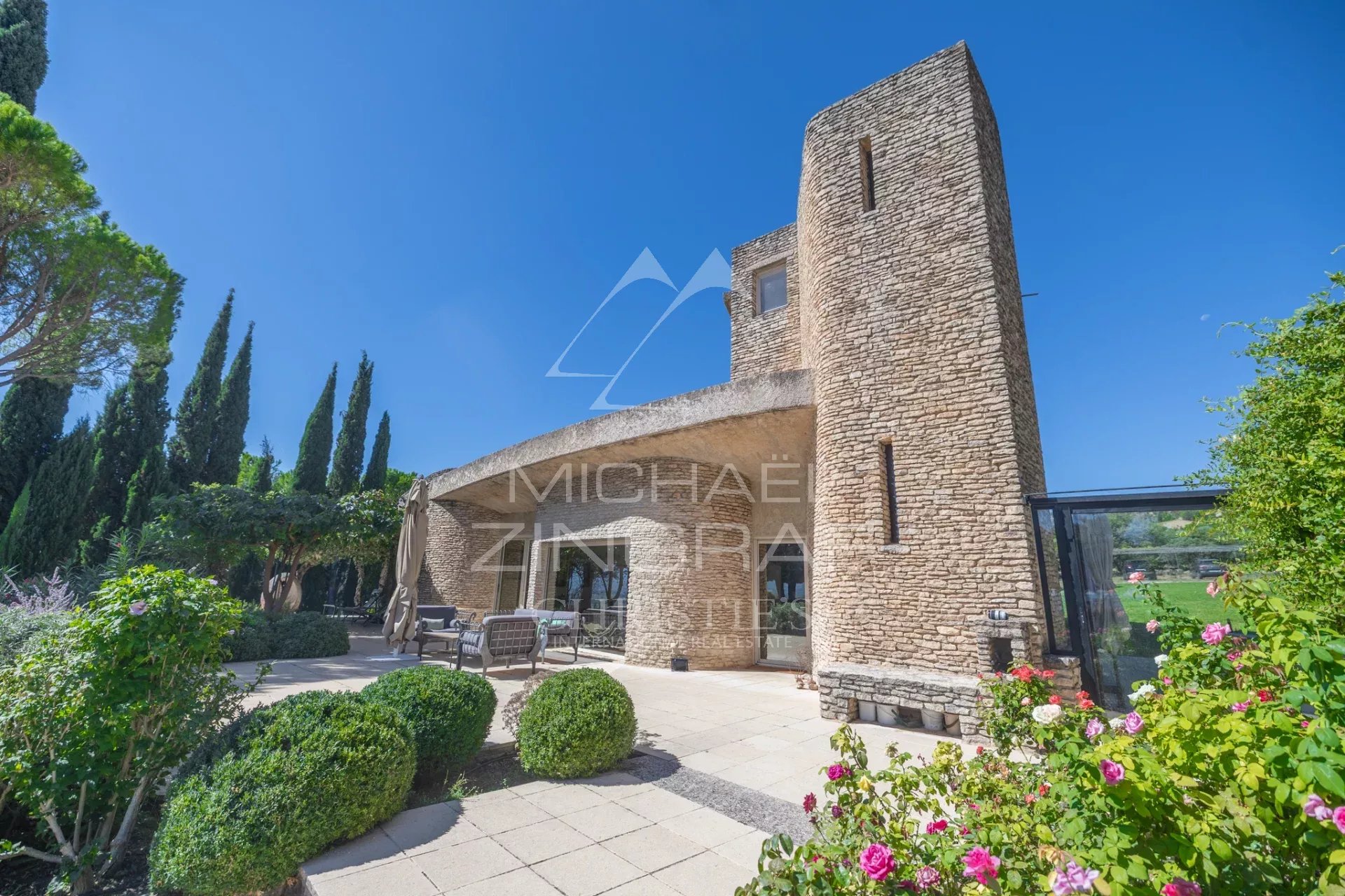 Maison d’architecte à Gordes Maison d'architecte à Gordes, avec façade en pierre et jardin paysager.
