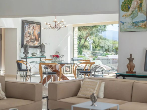 Intérieur d'une maison d'architecte à Gordes, avec un salon moderne et une vue sur la nature.