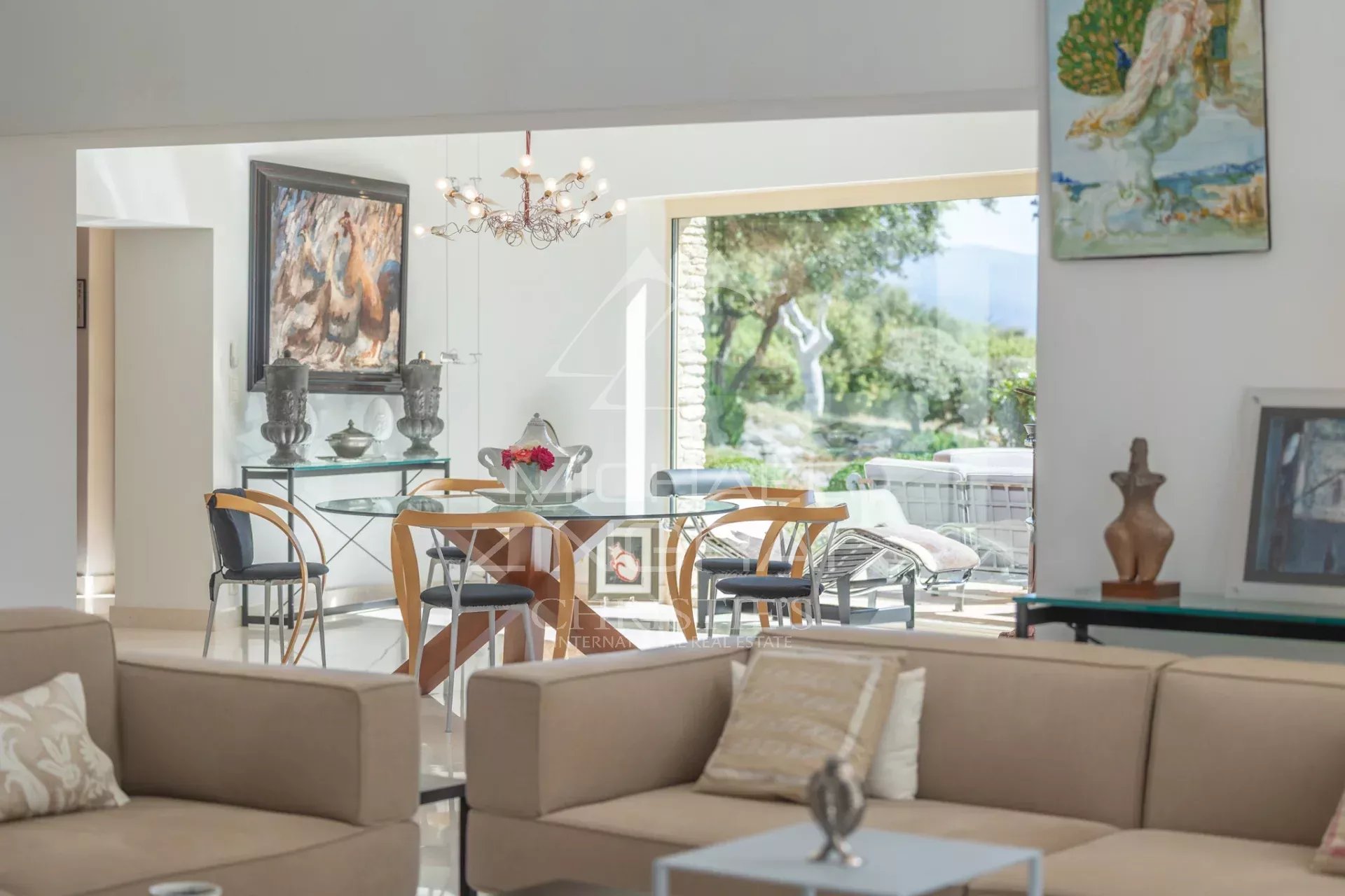 Intérieur d’une maison d’architecte à Gordes Intérieur d'une maison d'architecte à Gordes, avec un salon moderne et une vue sur la nature.