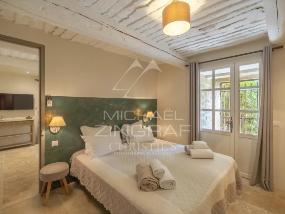 Bed and breakfast in a Provençal farmhouse in Oppède, with bed and bright decor.