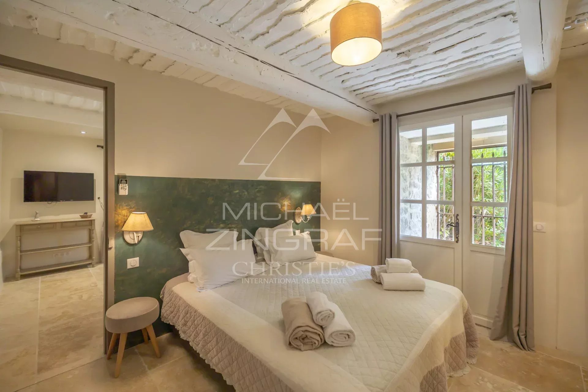 Bed and breakfast in Oppède Bed and breakfast in a Provençal farmhouse in Oppède, with bed and bright decor.