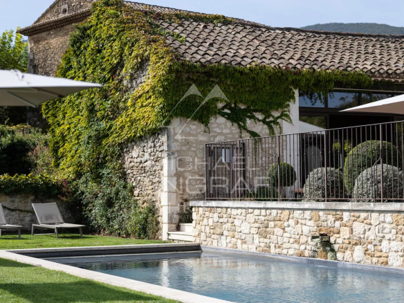 Provençal farmhouse with swimming pool and garden, surrounded by greenery in Oppède.