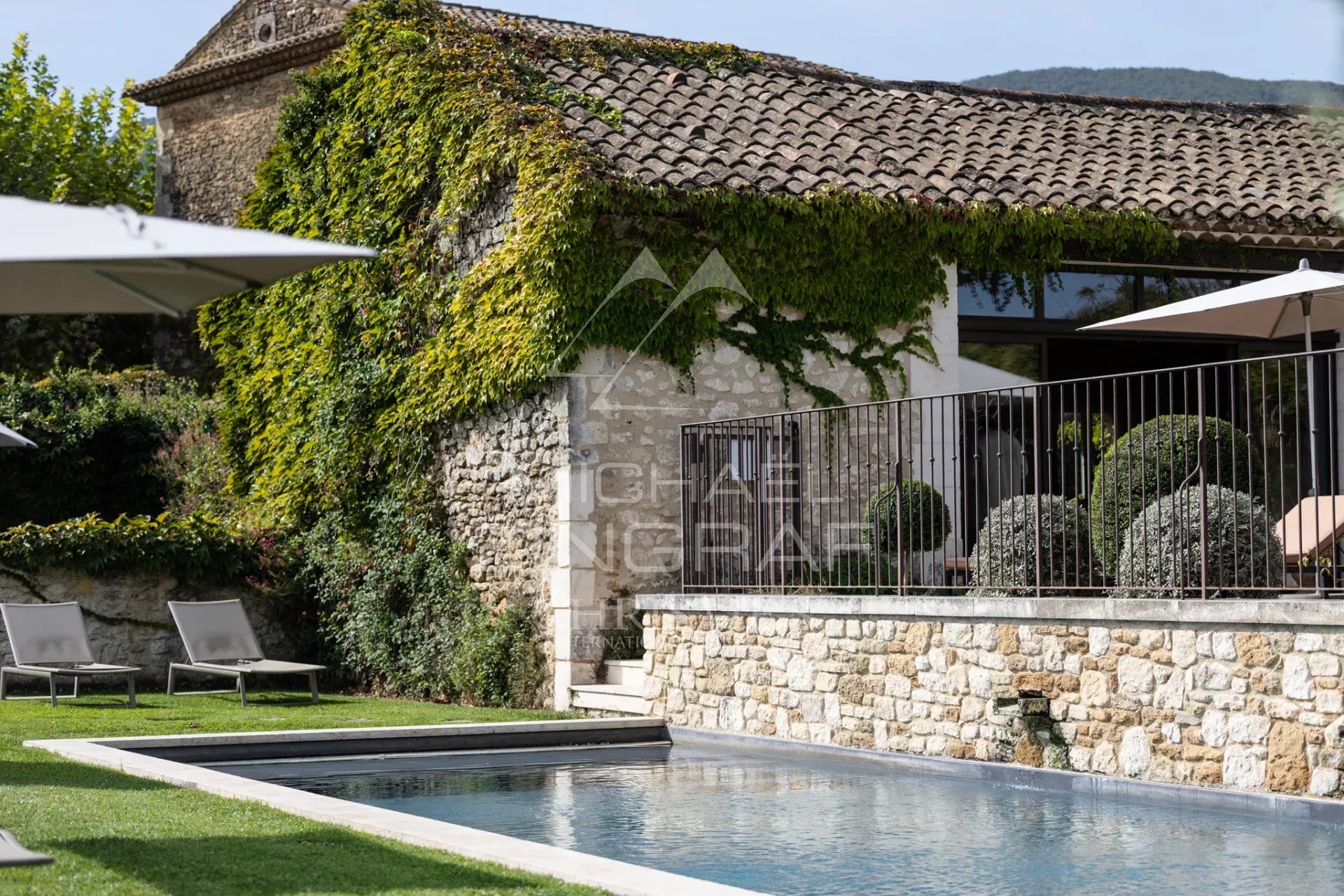 Provençal farmhouse in Oppède Provençal farmhouse with swimming pool and garden, surrounded by greenery in Oppède.