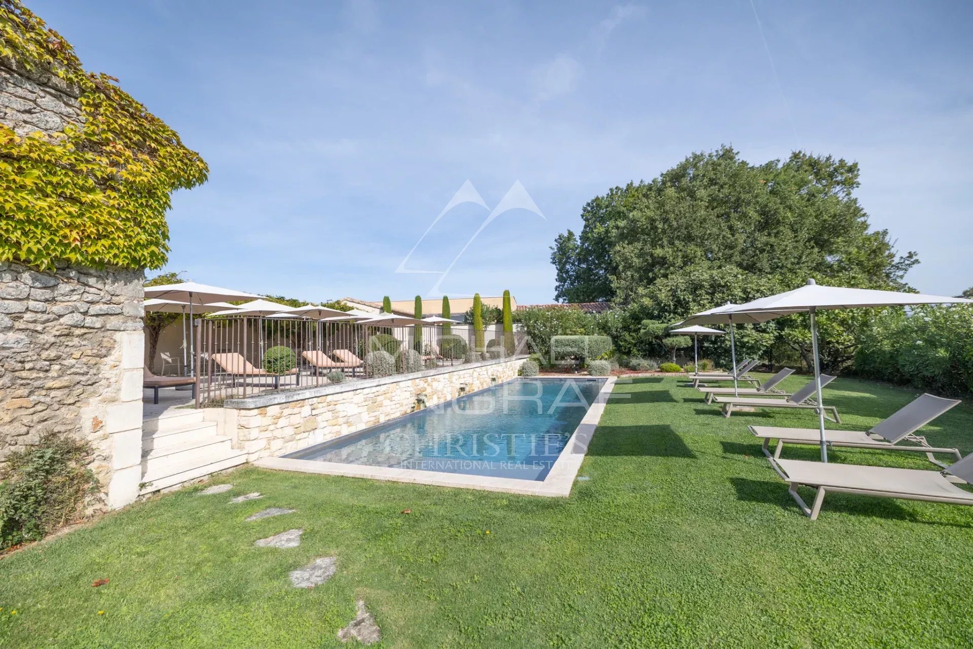 Provençal farmhouse in Oppède Provençal farmhouse with swimming pool and sun loungers, surrounded by greenery in Oppède.