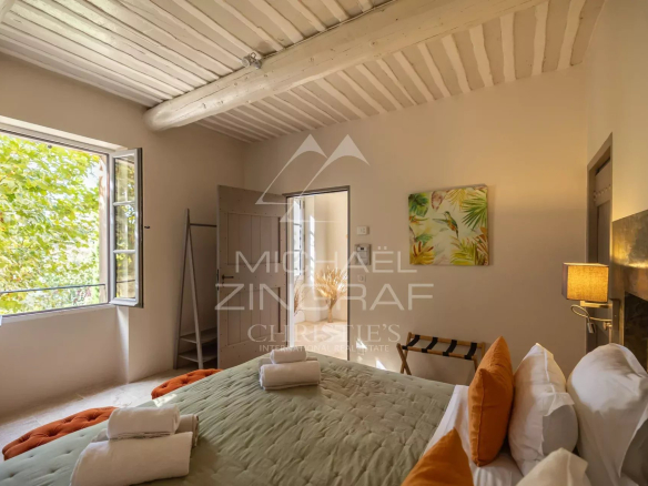Bed and breakfast in a Provençal farmhouse in Oppède, with views of the surrounding nature.