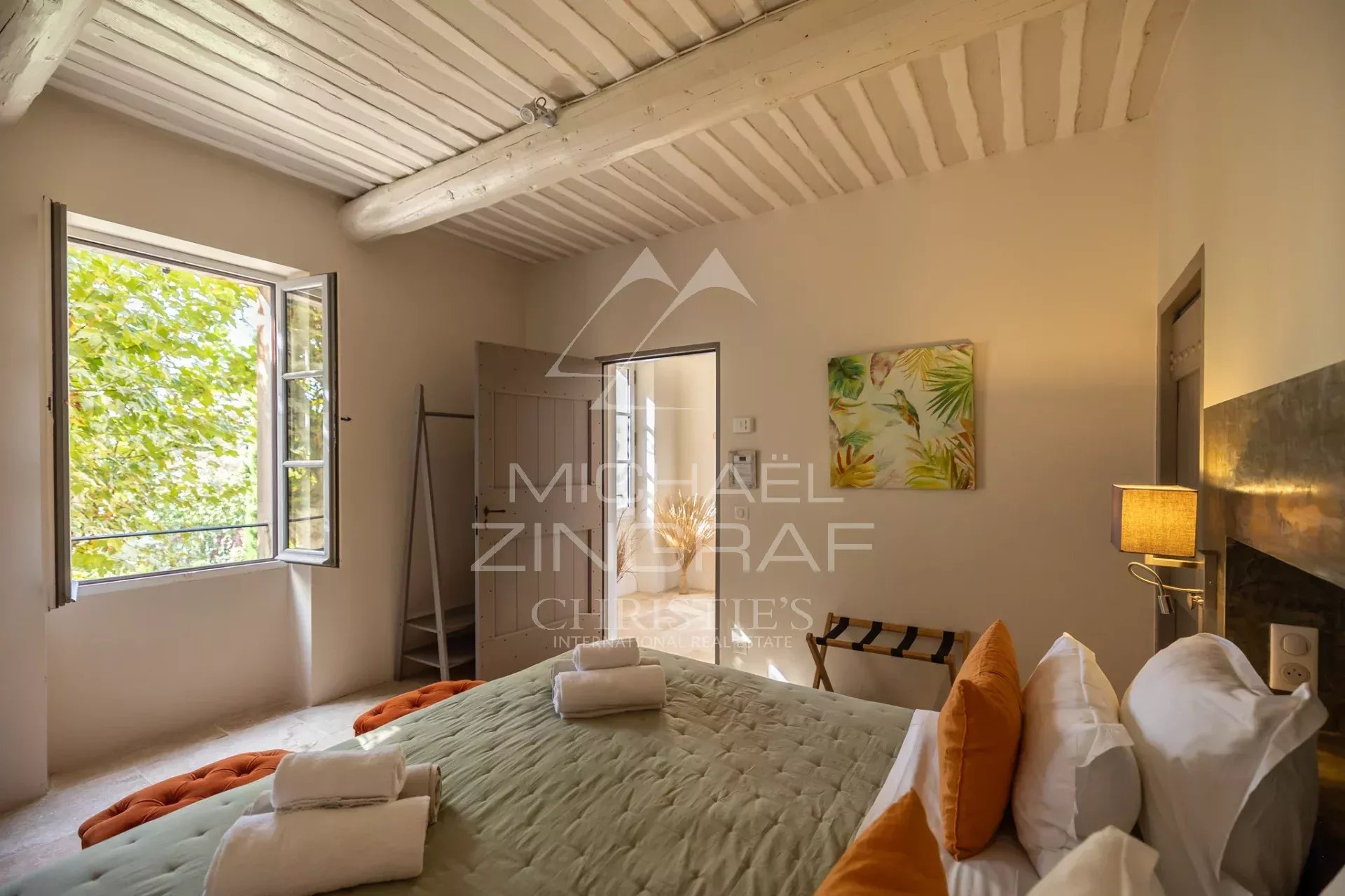 Bed and breakfast in Oppède Bed and breakfast in a Provençal farmhouse in Oppède, with views of the surrounding nature.