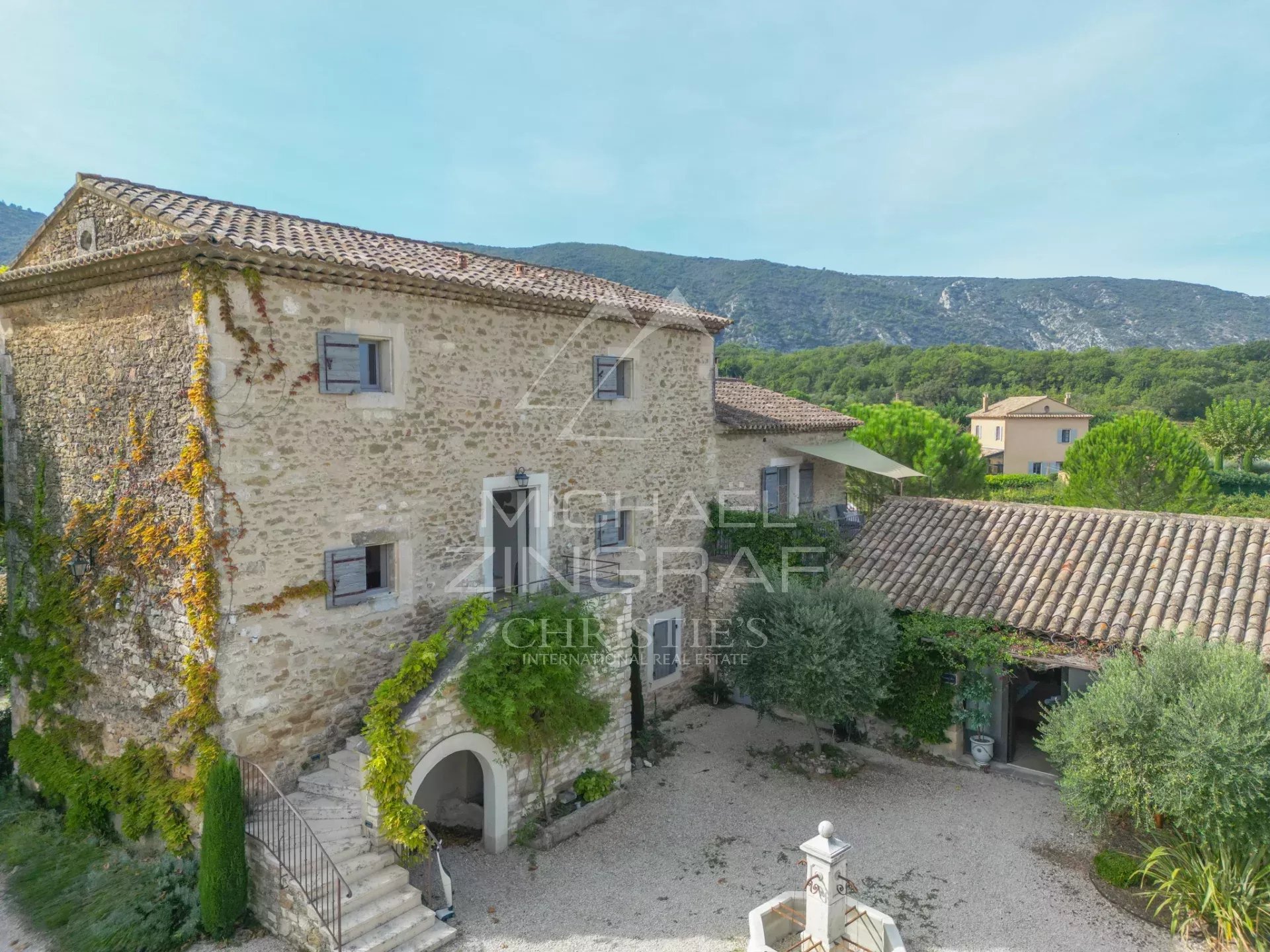 Provençal farmhouse in Oppède Provençal stone farmhouse with gîtes and bed and breakfast rooms in Oppède, overlooking the Luberon.