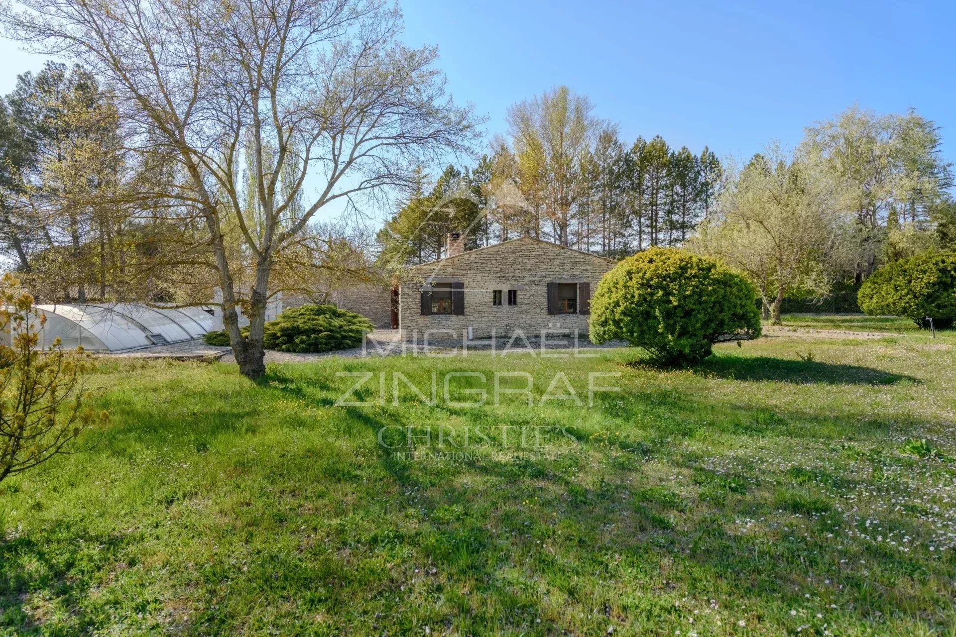 House to renovate in Gordes Stone house to renovate on a 3,200 m² plot in Gordes, with trees and green space.