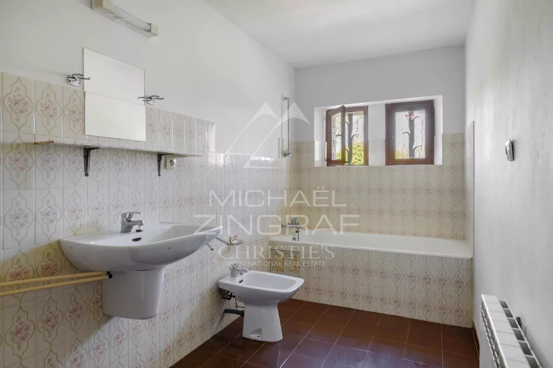 Bathroom to renovate in Gordes Bathroom in a house to be renovated, with sink and toilet, tiled walls.