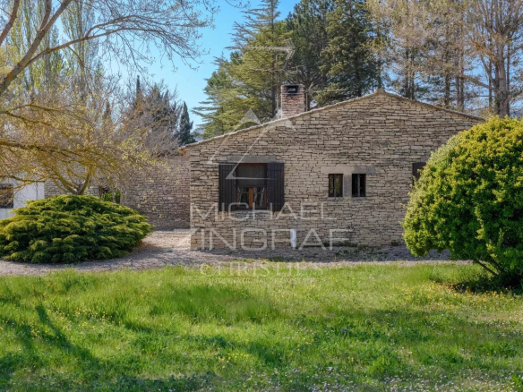 Stone house to renovate on a 3,200 m² plot in Gordes, with trees and lawn.