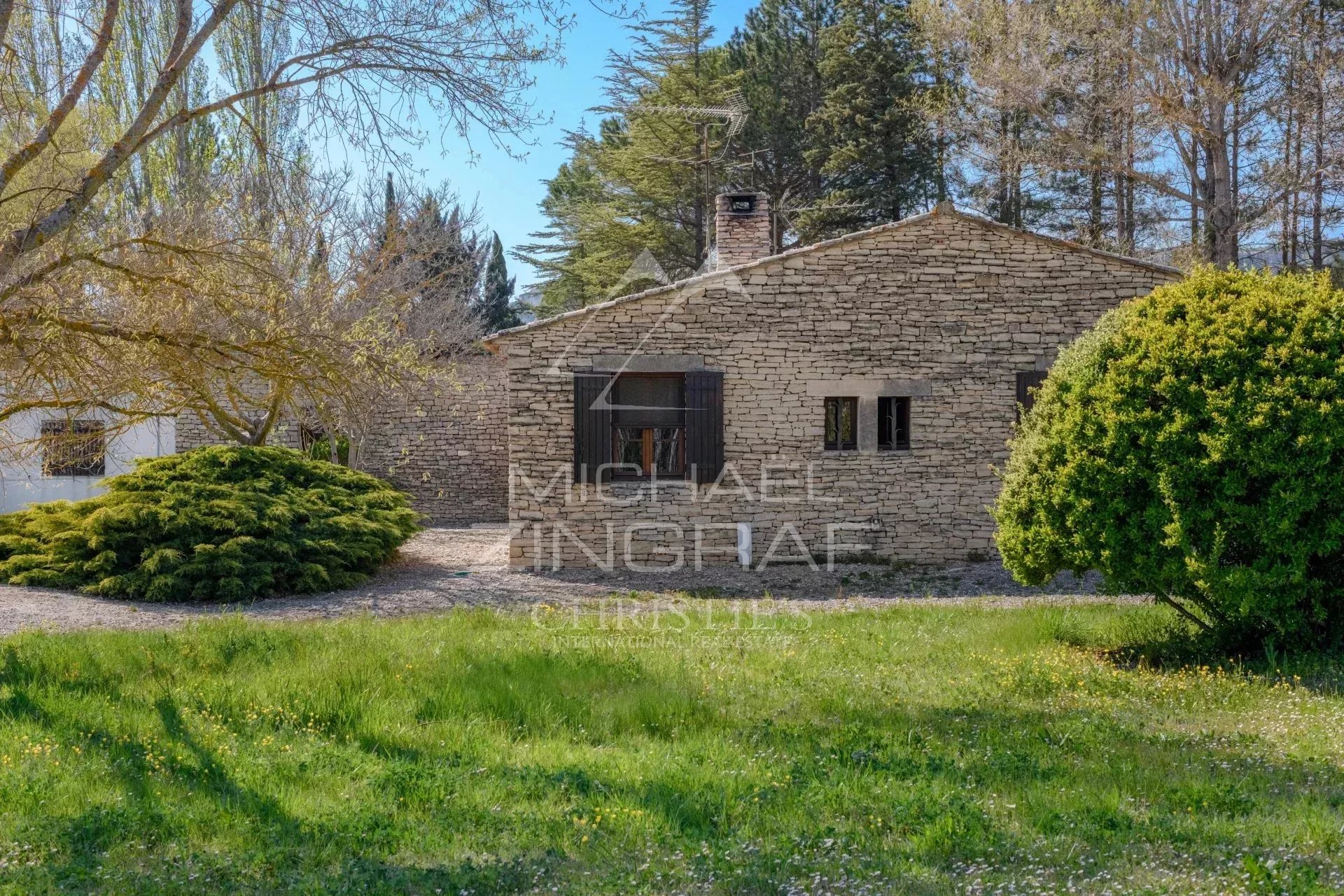 House to renovate in Gordes Stone house to renovate on a 3,200 m² plot in Gordes, with trees and lawn.
