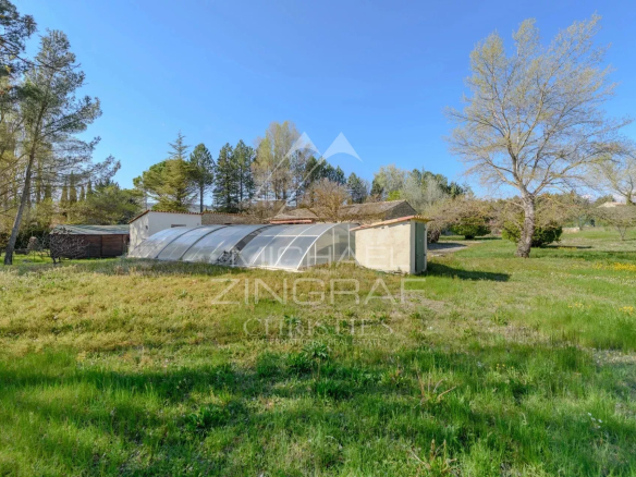 Stone house to renovate on a 3,200 m² plot in Gordes, with green space and trees.