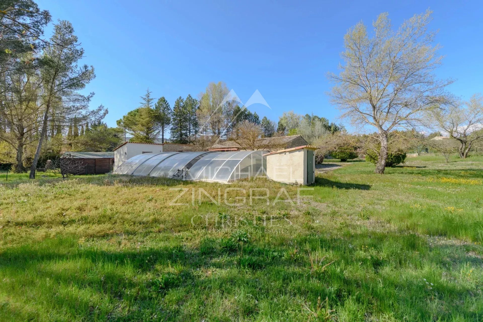 House to renovate in Gordes Stone house to renovate on a 3,200 m² plot in Gordes, with green space and trees.