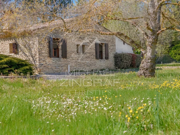 Stone house to renovate on a plot of 3,200 m² in Gordes, with a green garden.