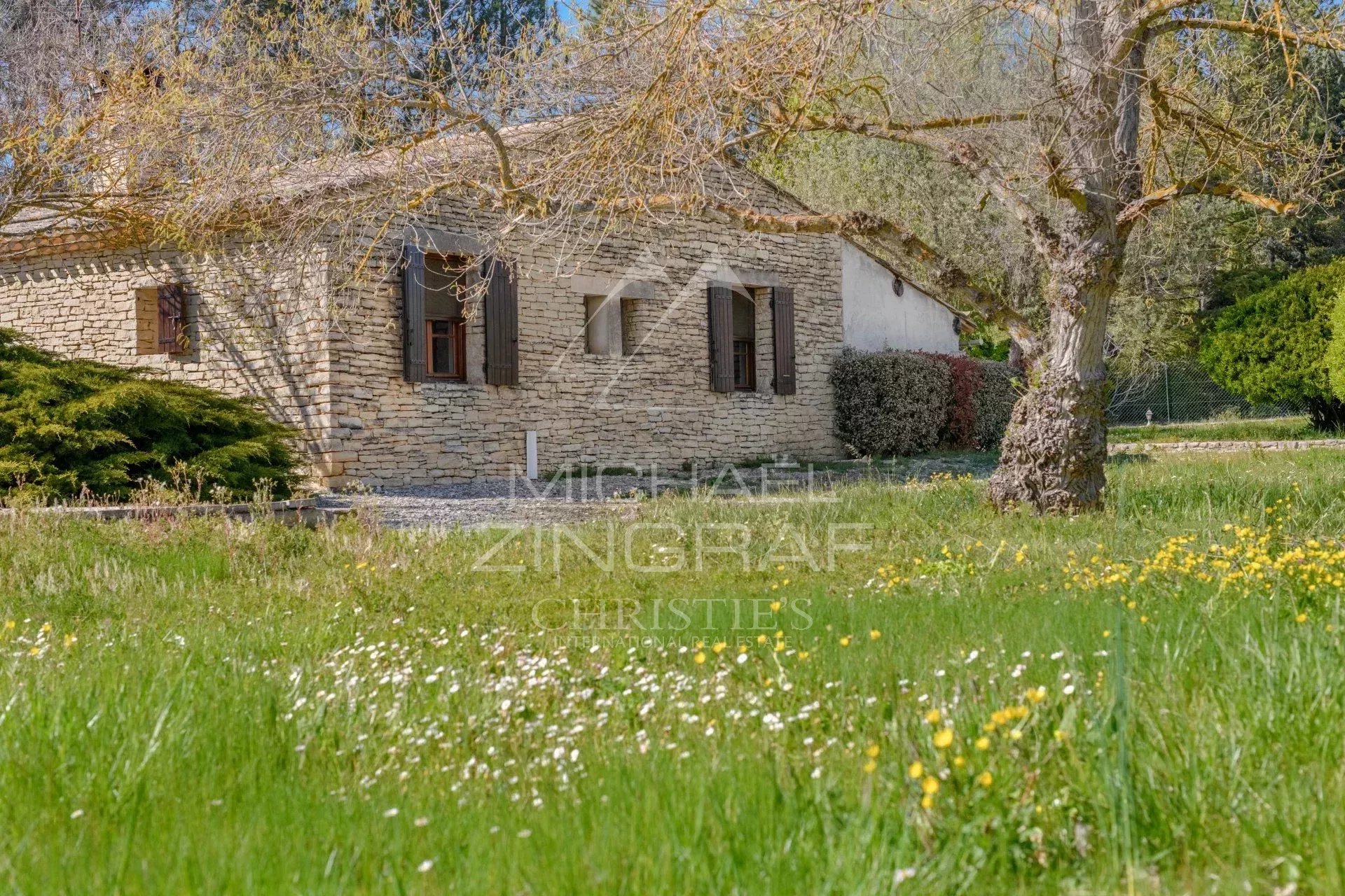 House to renovate in Gordes Stone house to renovate on a plot of 3,200 m² in Gordes, with a green garden.