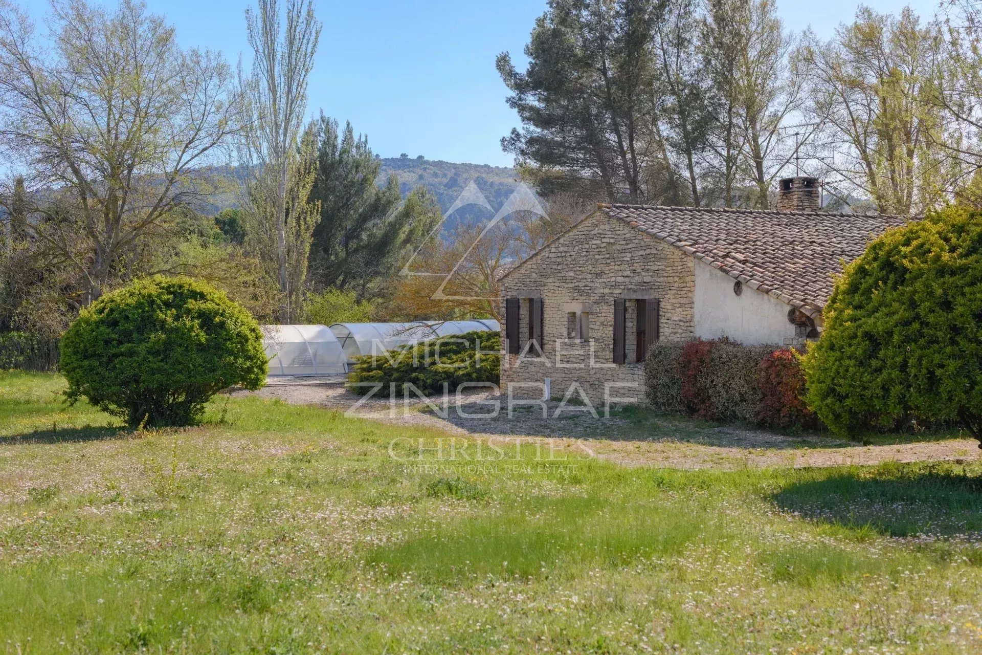House to renovate in Gordes Stone house to renovate on a 3,200 m² plot in Gordes, surrounded by greenery.