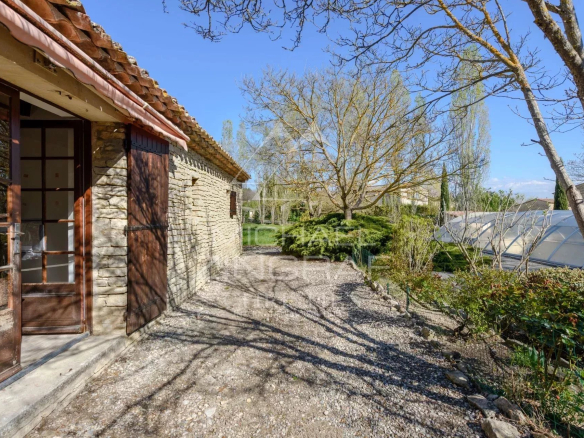 Stone house to renovate with 3,200 m² of building land in Gordes.