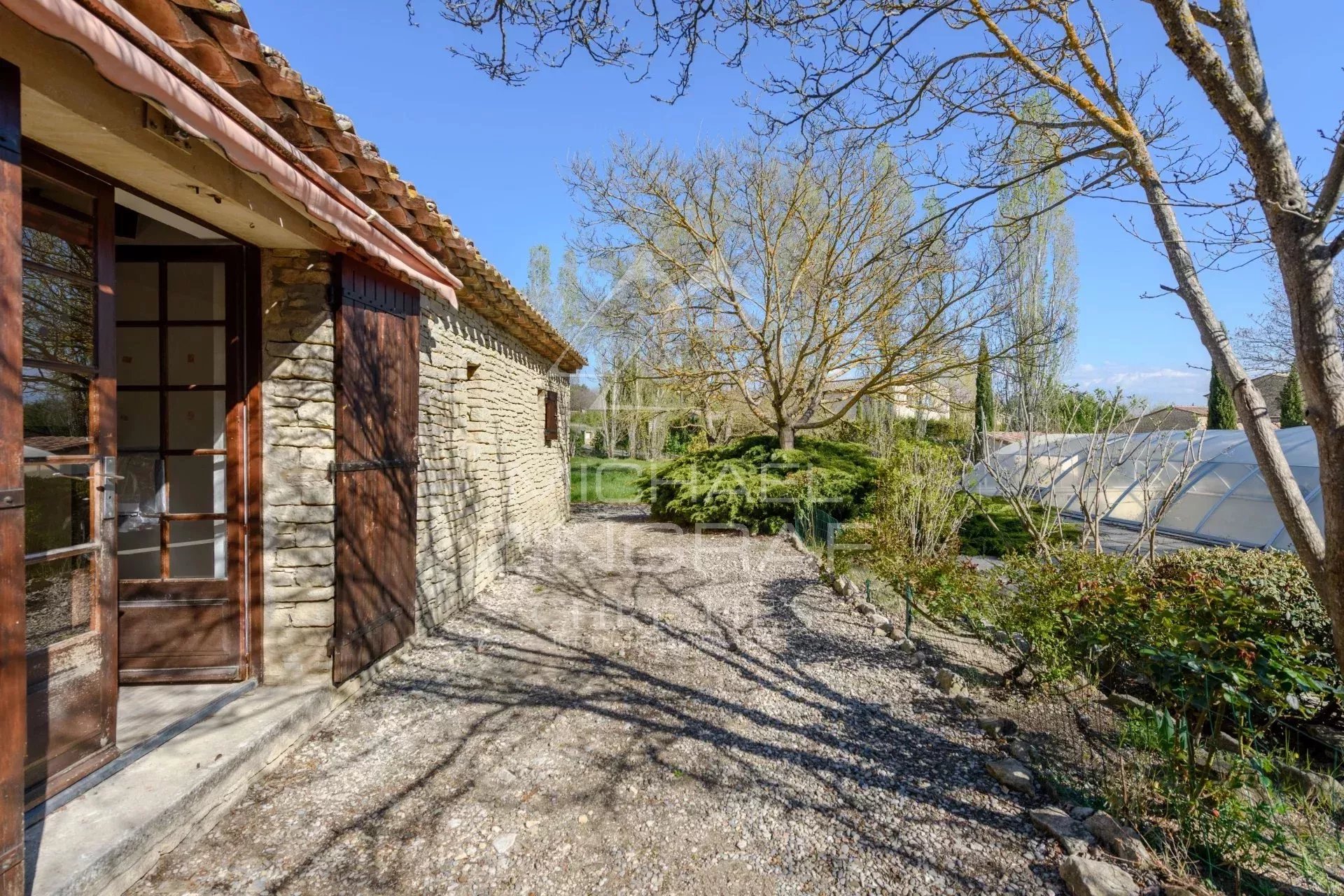 House to renovate in Gordes Stone house to renovate with 3,200 m² of building land in Gordes.