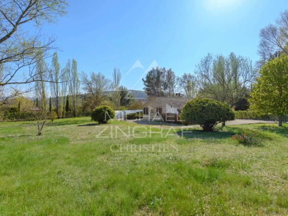 Stone house to renovate on a plot of 3,200 m² in Gordes, surrounded by a green garden.