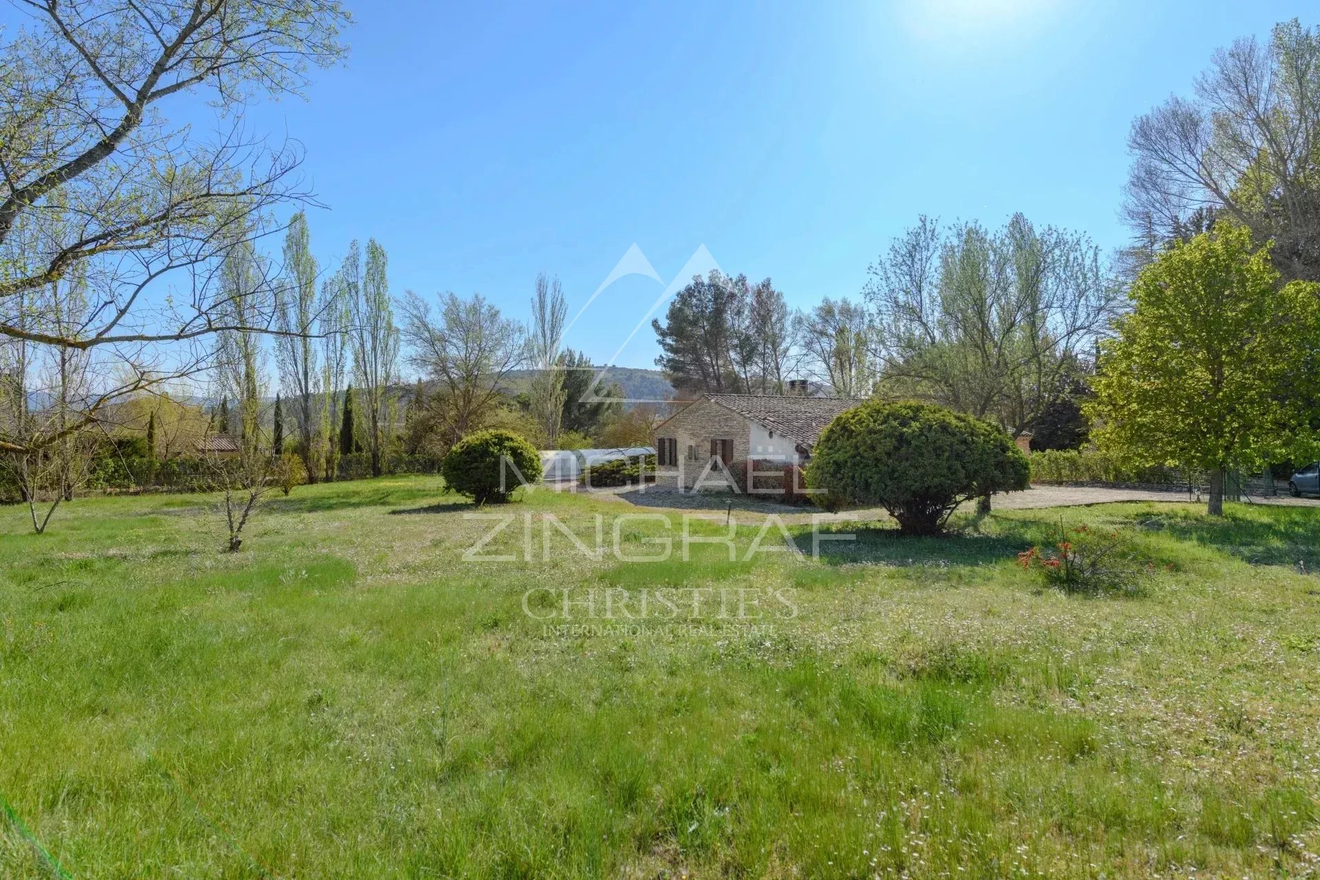 House to renovate in Gordes Stone house to renovate on a plot of 3,200 m² in Gordes, surrounded by a green garden.